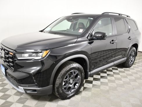 Certified 2025 Honda Pilot TrailSport image 10