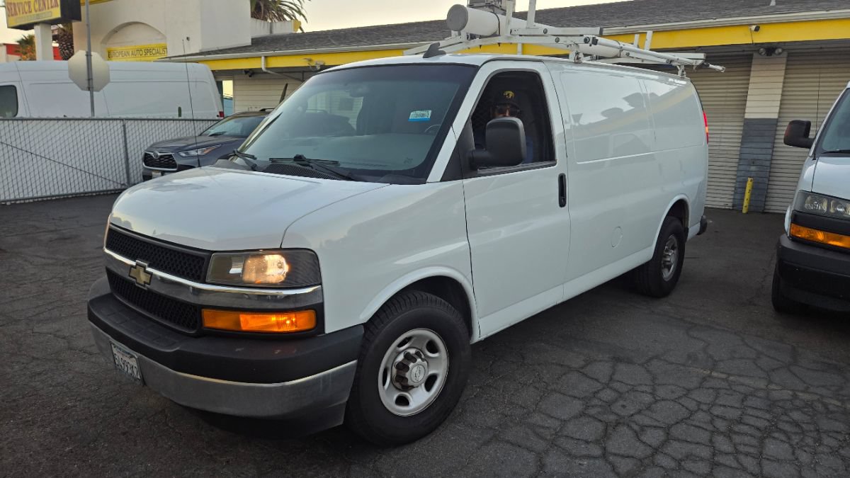 Used 2018 Chevrolet Express 2500 w/ Driver Convenience Package RWD image 3