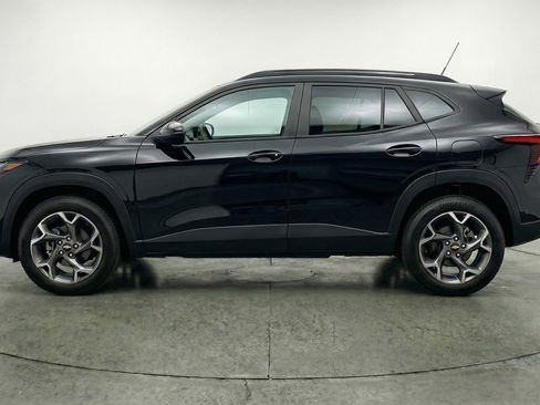Used 2025 Chevrolet Trax LT w/ LT Convenience Package image 5