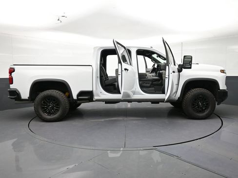 Used 2024 Chevrolet Silverado 2500 ZR2 w/ Technology Package AWD/4WD image 32