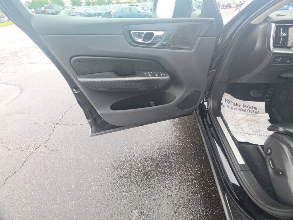 Used 2019 Volvo XC60 T5 Momentum w/ Multimedia Package AWD/4WD image 13