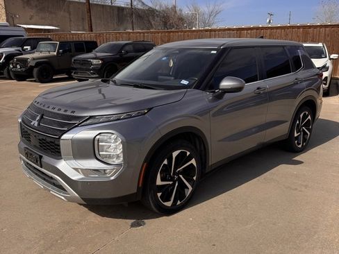 Used 2023 Mitsubishi Outlander SE image 3