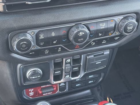 Used 2025 Jeep Wrangler Unlimited Sport AWD/4WD image 23