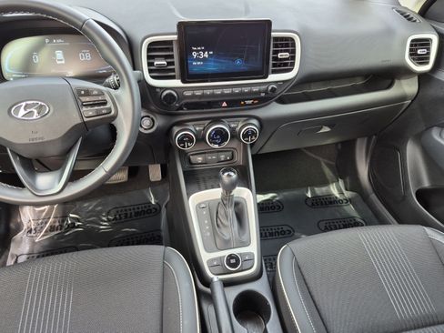 Certified 2025 Hyundai Venue Limited FWD image 12