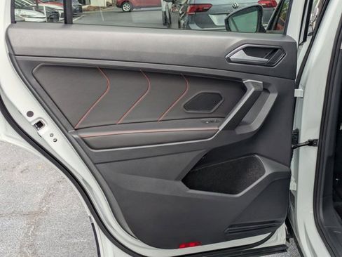 Used 2024 Volkswagen Tiguan SE image 19