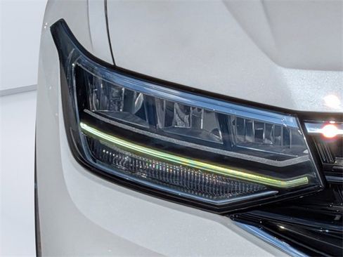Certified 2022 Volkswagen Tiguan SE R-Line image 7