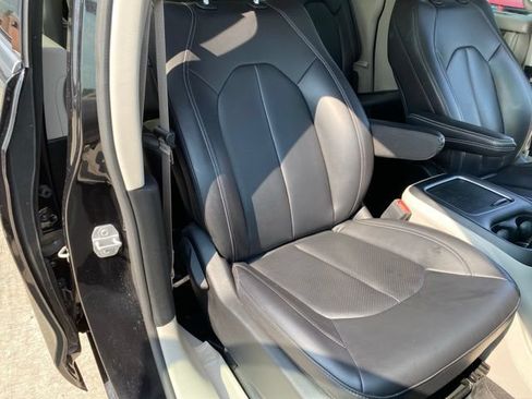 Used 2023 Chrysler Pacifica Touring-L FWD image 32