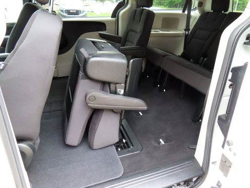 Used 2018 Dodge Grand Caravan SE FWD image 18