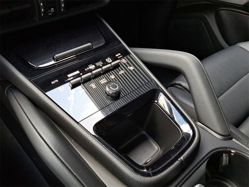 Certified 2025 Porsche Cayenne AWD/4WD image 33