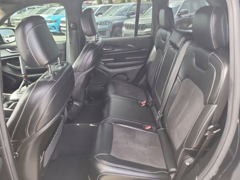 Used 2023 Jeep Grand Cherokee Altitude image 11