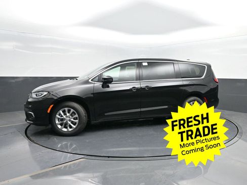 Used 2025 Chrysler Pacifica Select w/ Uconnect Theater Family Group image 40