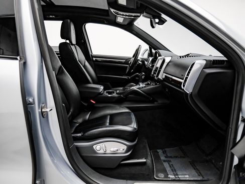 Used 2017 Porsche Cayenne S image 43