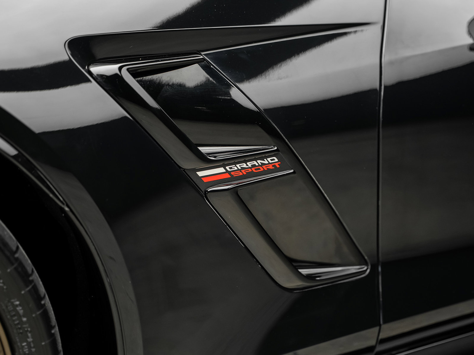 Used 2019 Chevrolet Corvette Grand Sport w/ Carbon Flash Badge Package RWD image 23