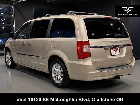 Used 2015 Chrysler Town & Country Limited Platinum w/ Trailer Tow Group FWD image 4