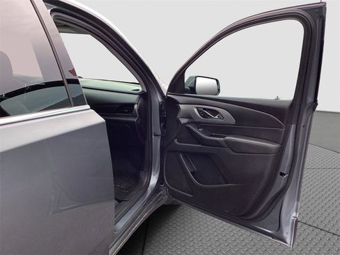 Used 2020 Chevrolet Traverse LT image 30