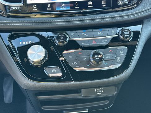 New 2026 Chrysler Pacifica Select image 14