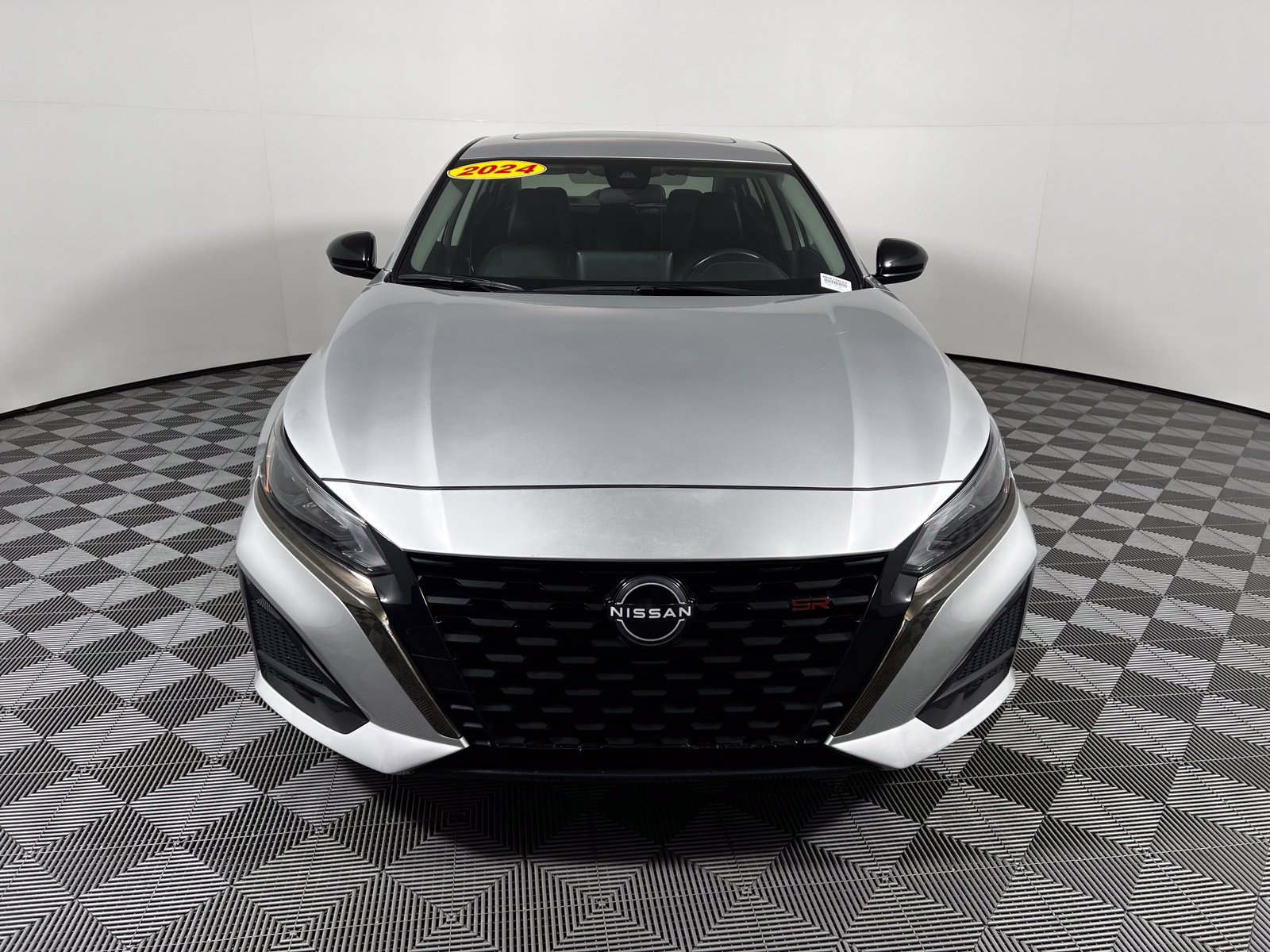 Used 2024 Nissan Altima 2.5 SR w/ SR Premium Package FWD image 2