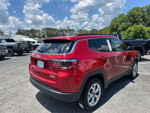 Used 2025 Jeep Compass Latitude AWD/4WD image 7
