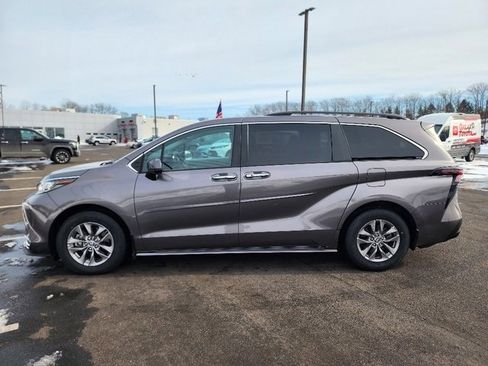 Used 2023 Toyota Sienna XLE image 4