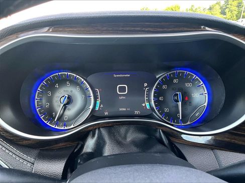 Used 2023 Chrysler Pacifica Limited FWD image 16