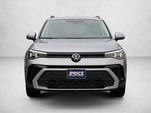 Used 2025 Volkswagen Taos SE FWD image 2