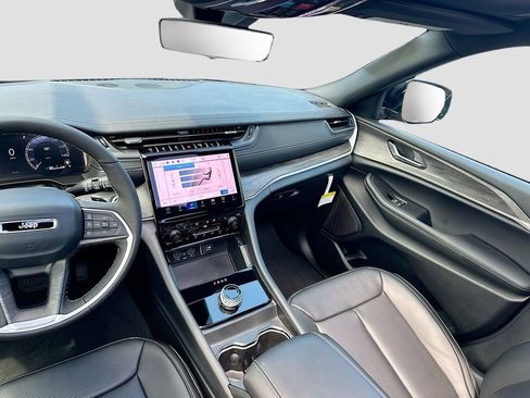 New 2025 Jeep Grand Cherokee L Limited w/ Luxury Tech Group II image 33