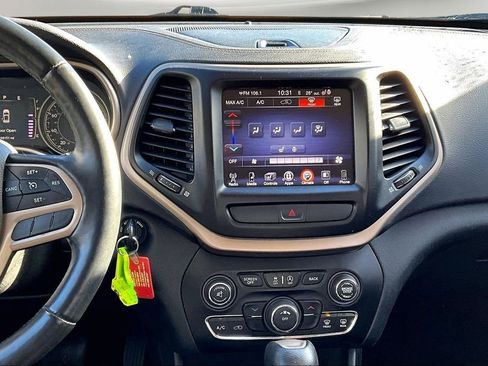 Used 2017 Jeep Cherokee Latitude w/ Cold Weather Group image 10