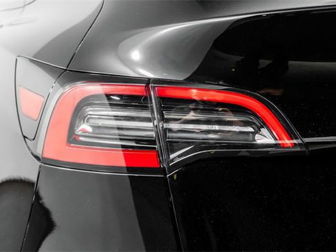 Used 2022 Tesla Model Y Long Range image 26