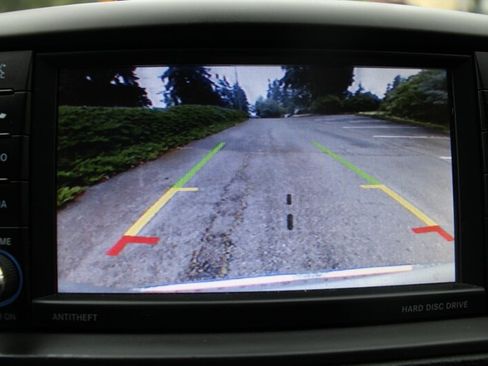 Used 2014 Chrysler Town & Country Touring FWD image 9