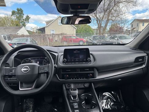 Used 2025 Nissan Rogue SV FWD image 34