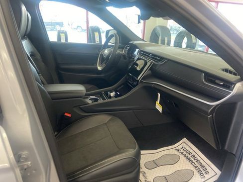 New 2025 Jeep Grand Cherokee Altitude image 20