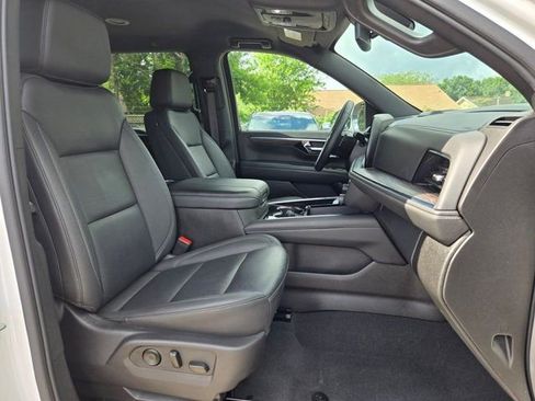 Used 2025 Chevrolet Suburban Z71 AWD/4WD image 30
