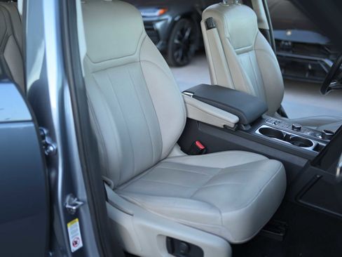 Used 2018 Land Rover Discovery SE image 13