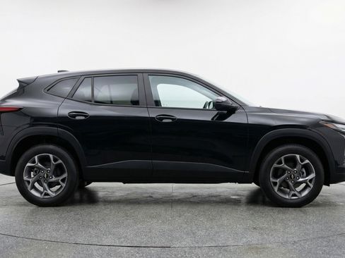 Used 2025 Chevrolet Trax LT FWD image 11