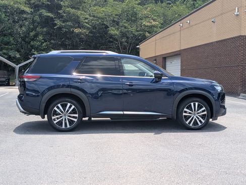 Used 2025 Nissan Pathfinder Platinum w/ Cargo Package FWD image 10