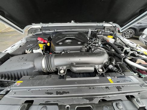 Used 2025 Jeep Wrangler Unlimited Sahara AWD/4WD image 33