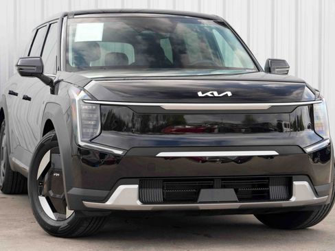 Used 2024 Kia EV9 Light Long Range image 2
