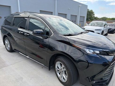Used 2023 Toyota Sienna XLE Woodland Edition image 4