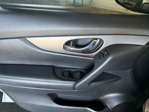 Used 2016 Nissan Rogue SV FWD image 12
