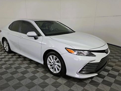 Used 2022 Toyota Camry LE image 3
