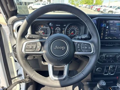 Used 2025 Jeep Wrangler Unlimited Sahara AWD/4WD image 21
