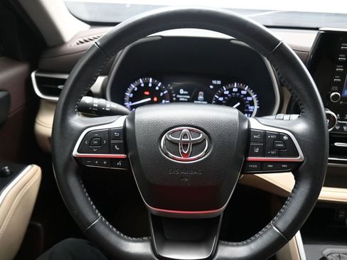 Used 2022 Toyota Highlander XLE FWD image 7