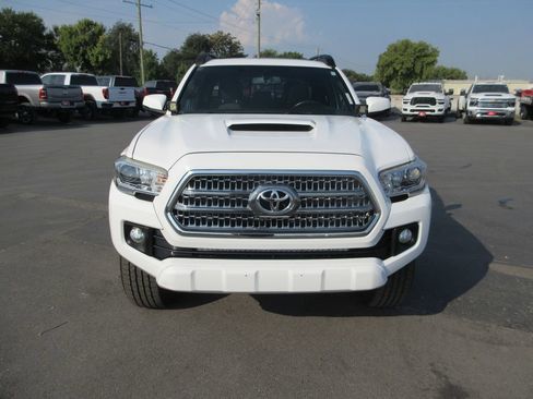 Used 2017 Toyota Tacoma TRD Sport AWD/4WD image 11