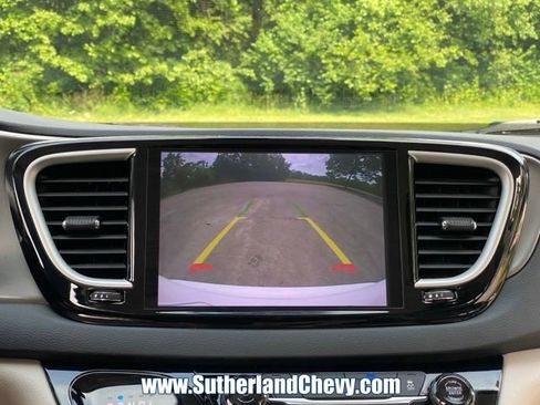 Used 2023 Chrysler Pacifica Touring-L FWD image 26