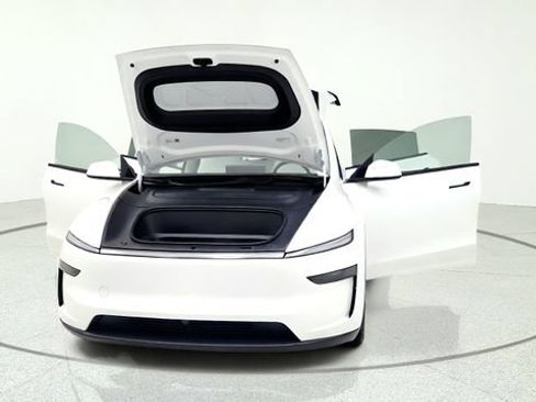 Used 2026 Tesla Model Y AWD image 12