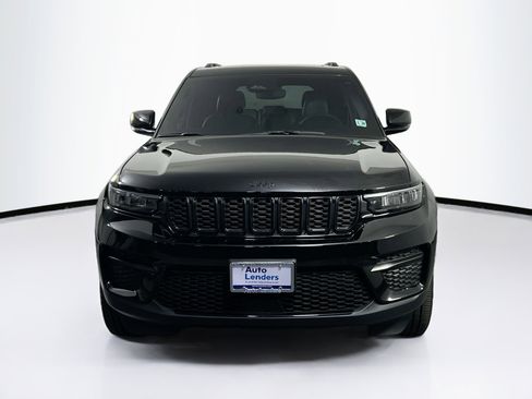 Used 2023 Jeep Grand Cherokee Altitude image 2