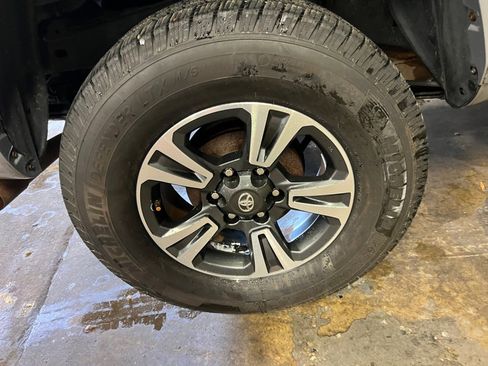 Used 2017 Toyota Tacoma TRD Sport image 27