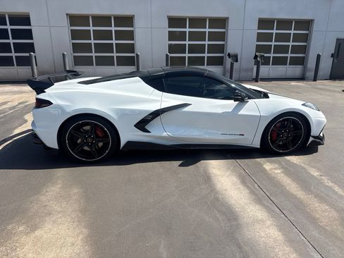 Used 2022 Chevrolet Corvette Stingray Preferred Cpe w/ Z51 Performance Package RWD image 3