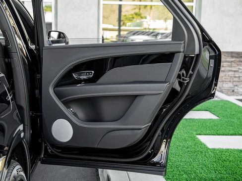 Used 2024 Bentley Bentayga Extended Wheelbase AWD/4WD image 24
