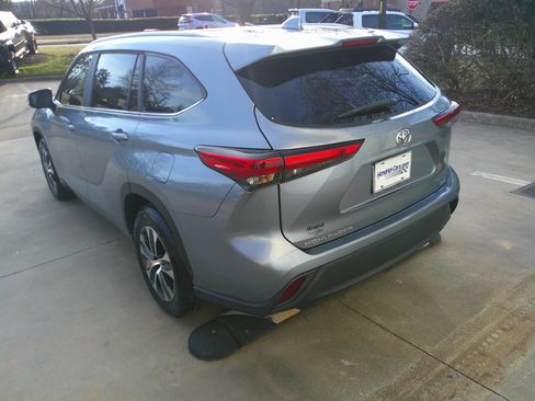Used 2023 Toyota Highlander XLE image 10